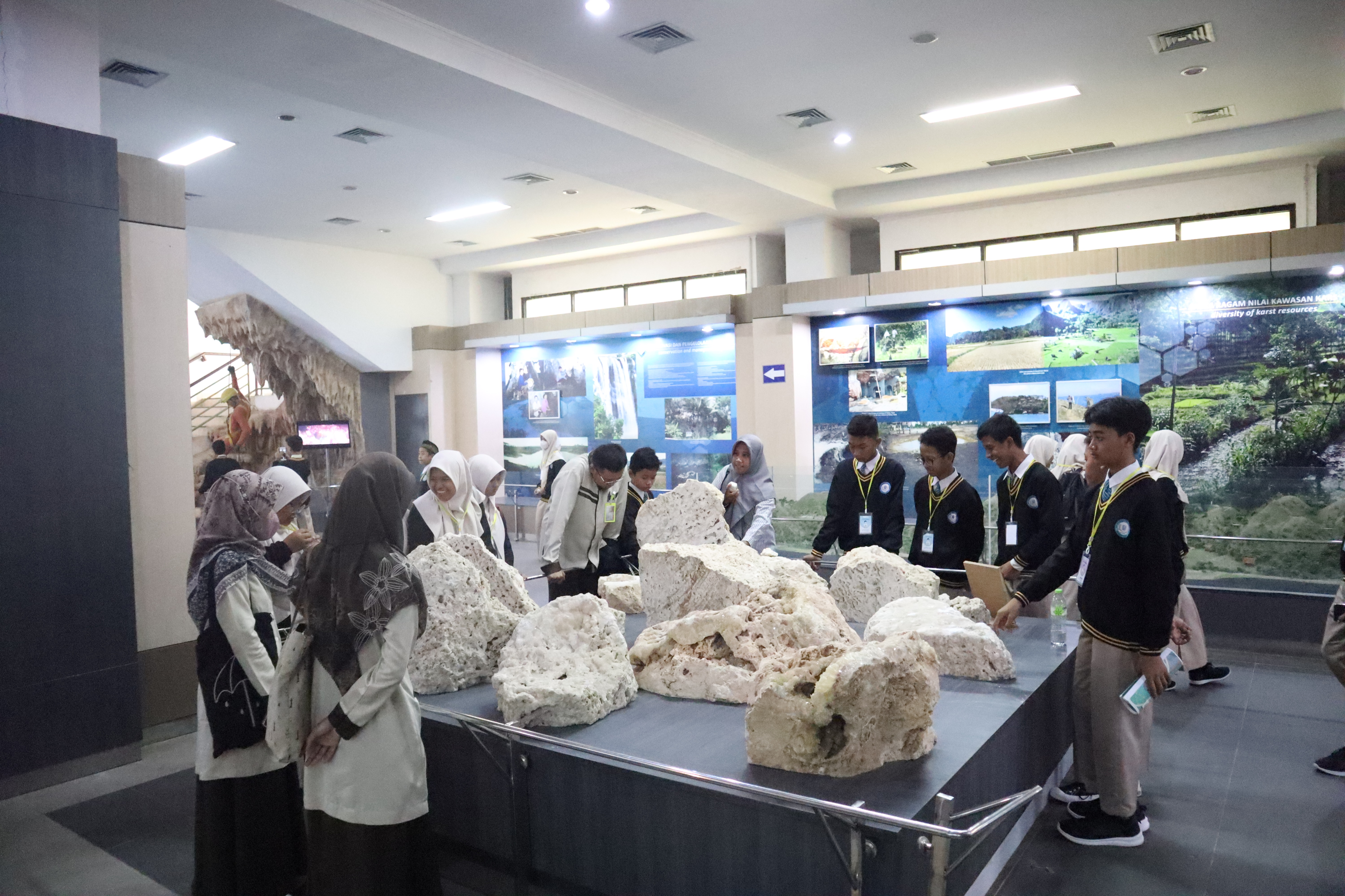 Kenali Potensi Karts Gunungkidul, Duta Literasi SMP Muhammadiyah Al Mujahidin Kunjungi Museum Karst Indonesia