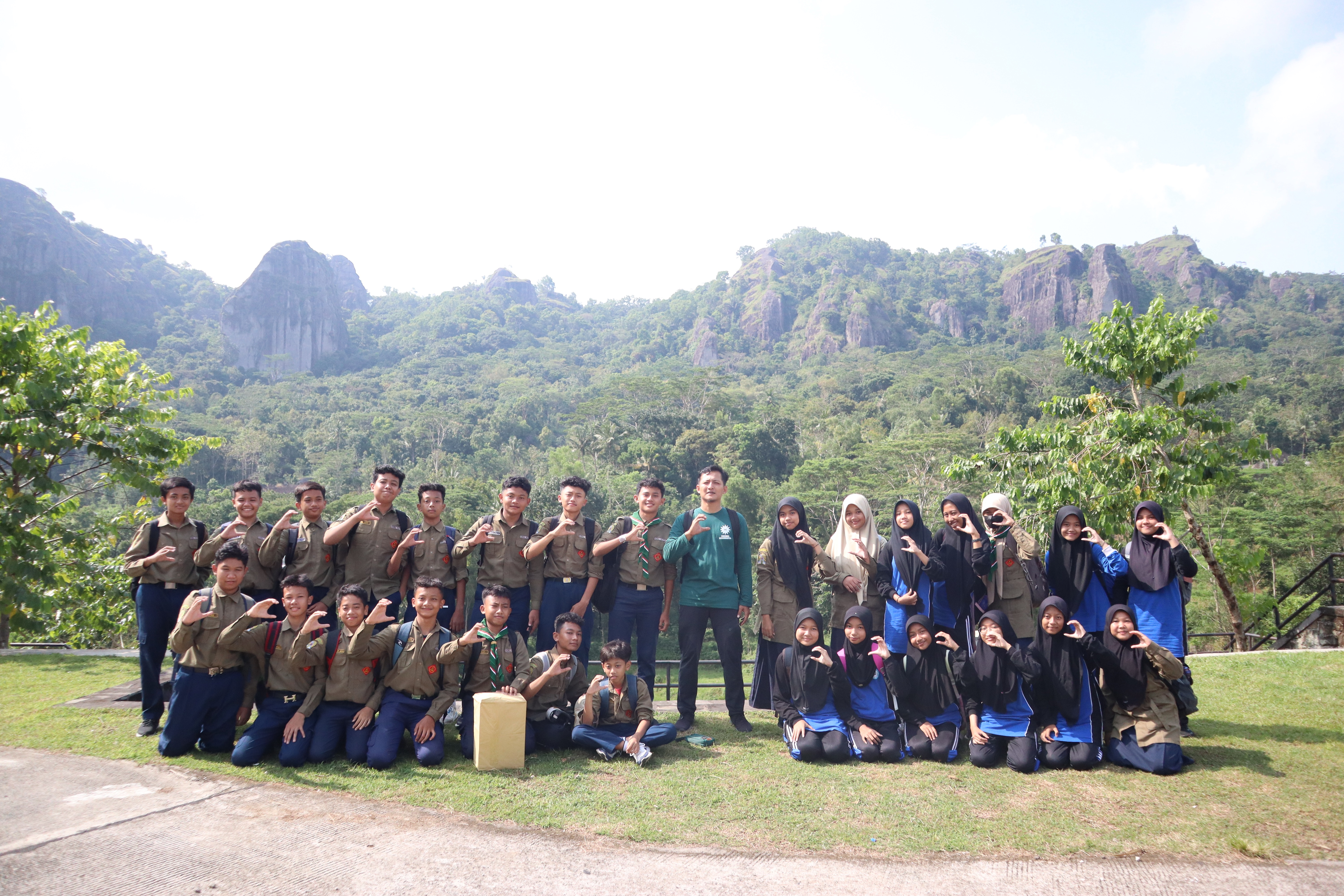 Latih Jiwa Peduli dan Kesetiakawanan, SMPAM Laksanakan Hiking dan Bakti Sosial di Desa Wisata Nglanggeran